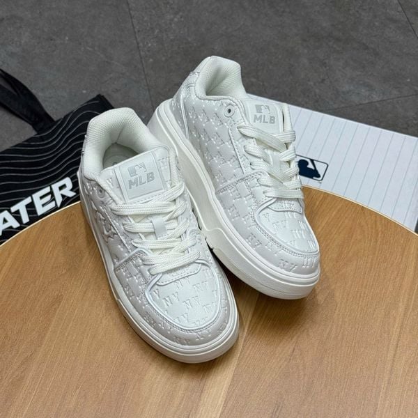 816 - Giày MLB Chunky Liner Embo Mono Cooperstown New York Yankees White - 3ASXE015N-50WHS