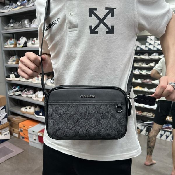 556 - Túi đeo chéo Coach Graham Crossbody Signature Canvas - C4149