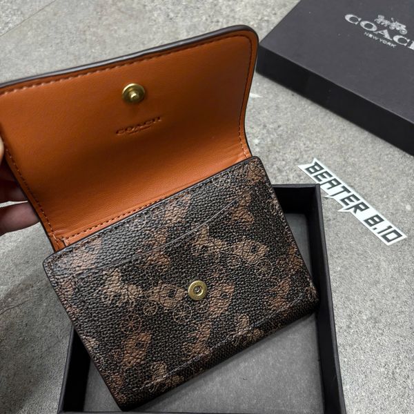 807 - Ví Mila gập 3 nàng thơ - họa tiết xe ngựa cổ điển, sang trọng, nắp gập khóa bấm