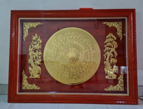 Tranh Trống Đồng Nền Đỏ Khung Gỗ Sồi Mặt Dát Vàng 18K Kích Thước 175*125 Cm