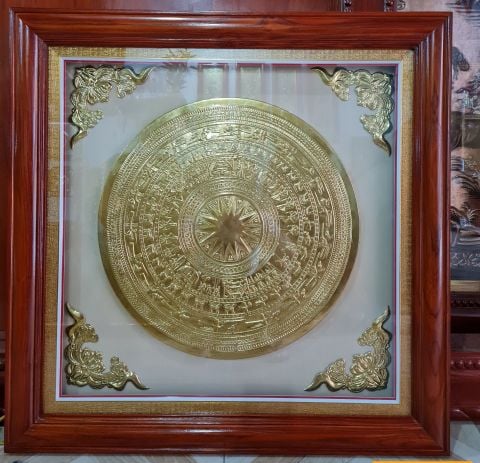 Tranh Trống Đồng Khung Gỗ Sồi Mặt Gò Có Kính Kích Thước 90*90 Cm