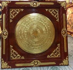 Tranh Trống Đồng Khung Gỗ Sồi Mặt Dát Vàng 18K Kích Thước 100*100 Cm