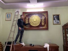 Tranh Trống Đồng Nền Đỏ Khung Gỗ Sồi Mặt Dát Vàng 18K Kích Thước 175*125 Cm