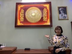Tranh Trống Đồng Nền Đỏ Khung Gỗ Sồi Mặt Dát Vàng 18K Kích Thước 175*125 Cm