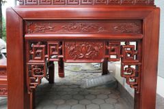 Bàn Thờ - Án Gian Đứng Gỗ Gụ Đục Chiện Hoa Sen Kích Thước N197*S107*C117
