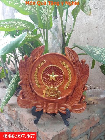 Huy hiệu công an bằng gỗ kích thước cao 25cm, ngang 24cm