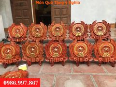 Huy hiệu công an bằng gỗ kích thước cao 25cm, ngang 24cm