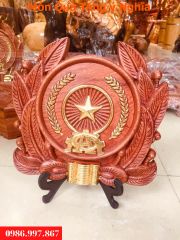 Huy hiệu công an bằng gỗ kích thước cao 25cm, ngang 24cm