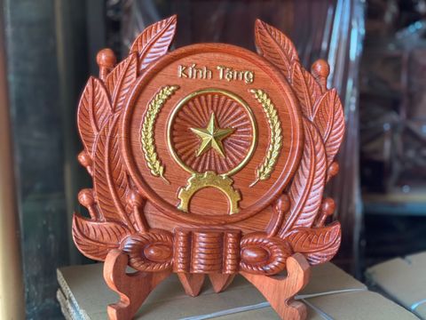 Huy hiệu quân đội bằng gỗ kích thước cao 25cm, ngang 24cm