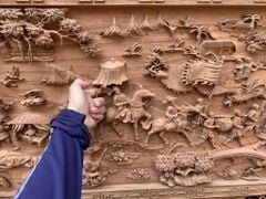 Tranh Gỗ Vinh Quy Bái Tổ Kênh Bong Kích Thước 197*97*6 Cm Gỗ Hương Đá