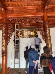 Hoành Phi Câu Đối Gỗ Gụ Kích Thước ngang 197 cao 67cm- Khung dày 6cm, ván 3cm- Câu đối 197 đường kính 30cm dày 4cm ôm cột