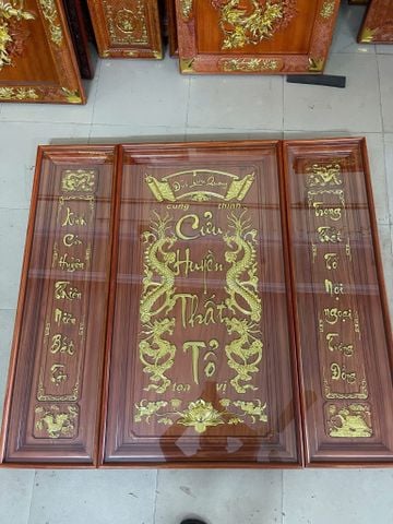 Bộ Cửu Huyền Thất Tổ Ngang 127cm, Cao 115cm - Gỗ Hương Đỏ, Có Kính