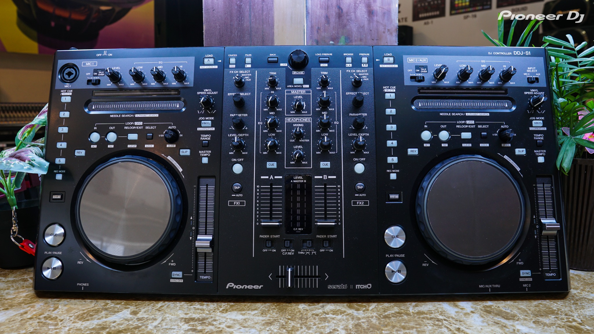 Pioneer DJ DDJ-S1 DJコントローラー パイオニア Pioneer DJ DDJ-S1 Controller for Serato DJ | Sweetwater