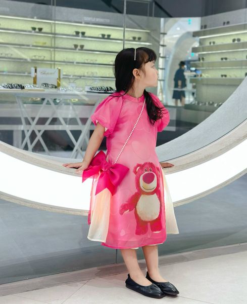 Áo dài cách tân gấu dâu kèm nơ dễ thương cho bé gái đi chơi BGB123727