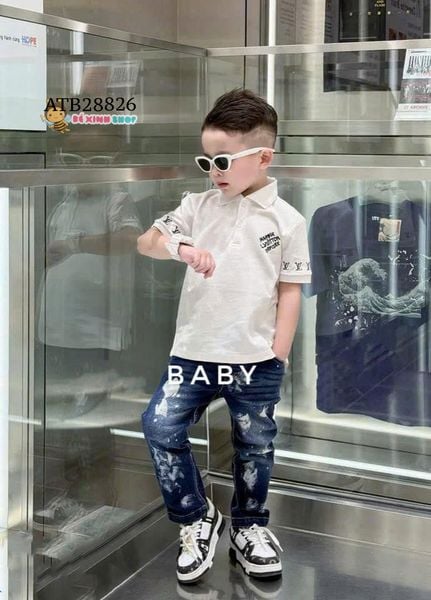 Áo thun cổ bẻ L.V thêu tay dễ thương cho bé trai ATB28826