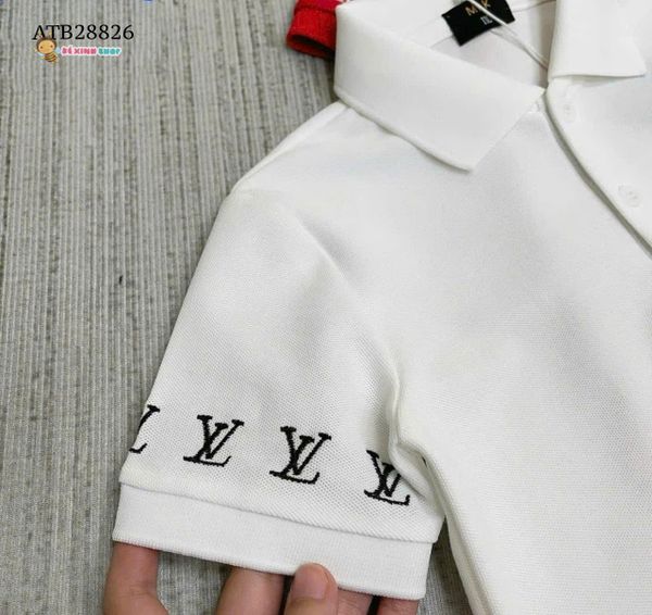 Áo thun cổ bẻ L.V thêu tay dễ thương cho bé trai ATB28826
