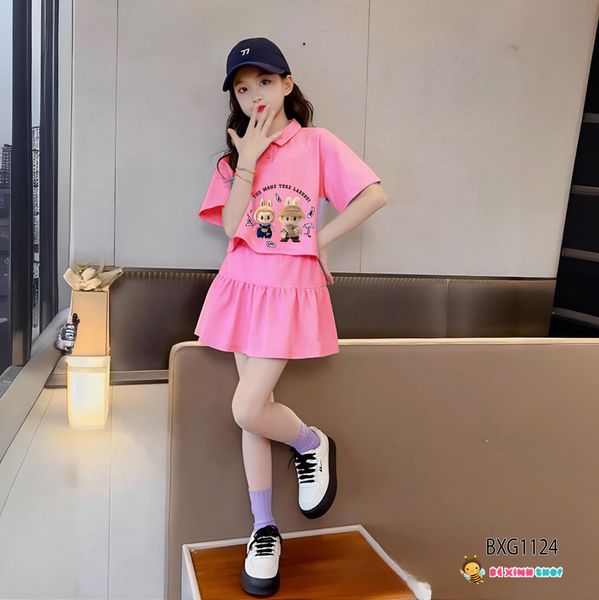 Bộ áo polo LABUBU phom croptop kèm chân váy có chip dễ thương cho bé gái đi chơi, dạo phố BXG1124