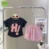 Bộ thun cotton áo nhún eo chữ HI quần sort dây gút dễ thương cho bé gái BXG1210