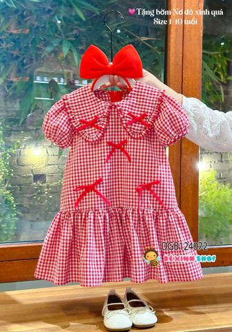Đầm đính nơ caro cổ bèo kèm cài dễ thương cho bé gái DGB124072