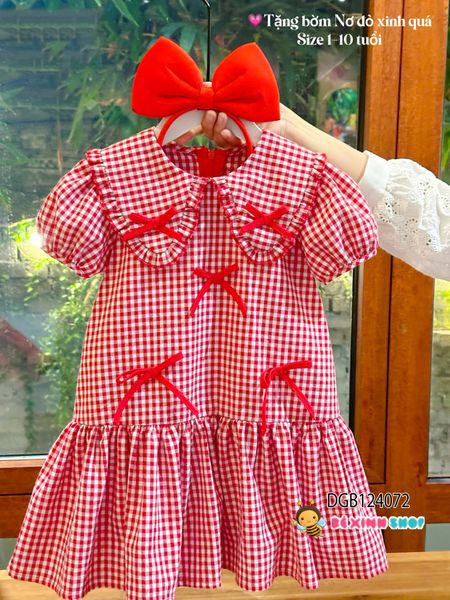 Đầm đính nơ caro cổ bèo kèm cài dễ thương cho bé gái DGB124072