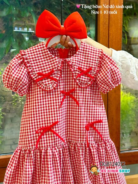 Đầm đính nơ caro cổ bèo kèm cài dễ thương cho bé gái DGB124072