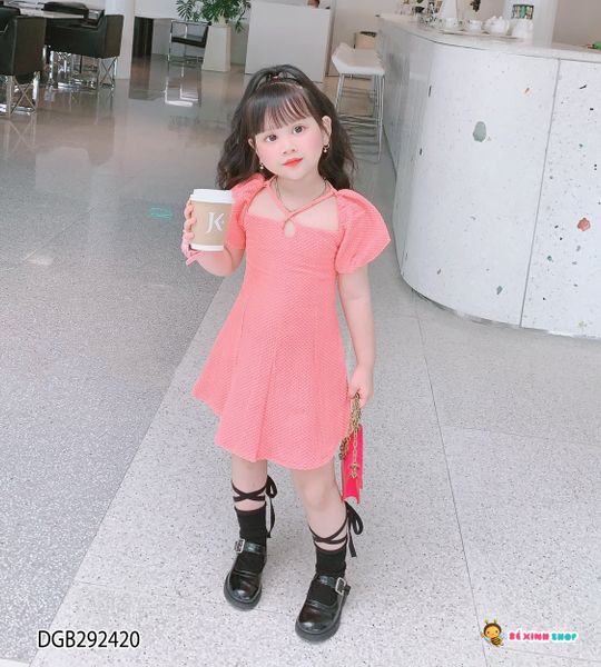 Đầm chéo dây tay phồng dễ thương cho bé gái DGB292420