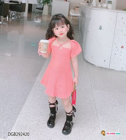 Đầm chéo dây tay phồng dễ thương cho bé gái DGB292420