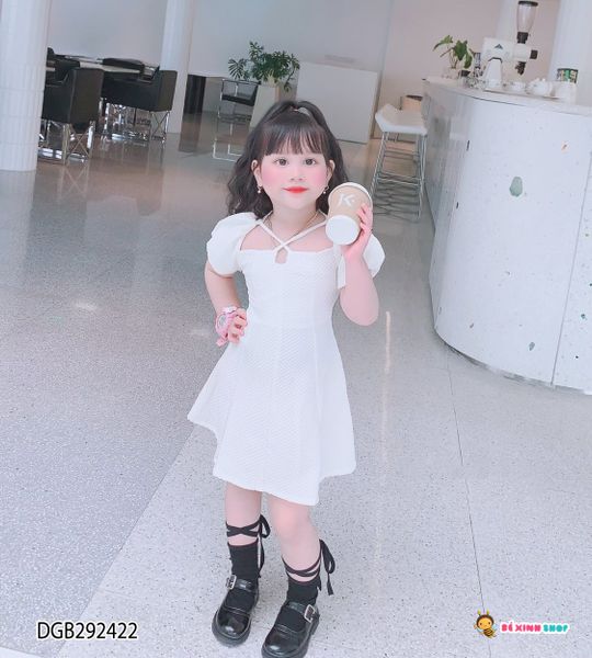 Đầm chéo dây tay phồng dễ thương cho bé gái DGB292420