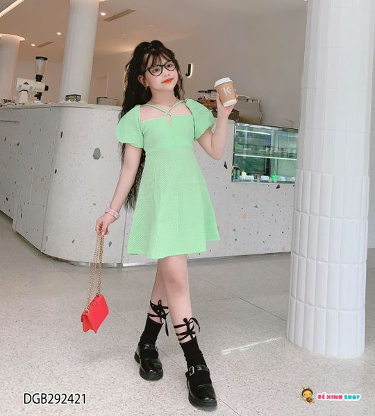 Đầm chéo dây tay phồng dễ thương cho bé gái DGB292420