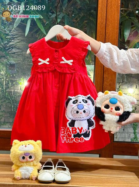 Đầm cổ bèo đính nơ trắng in Baby Three dễ thương cho bé gái DGB124089