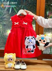 Đầm cổ bèo đính nơ trắng in Baby Three dễ thương cho bé gái DGB124089