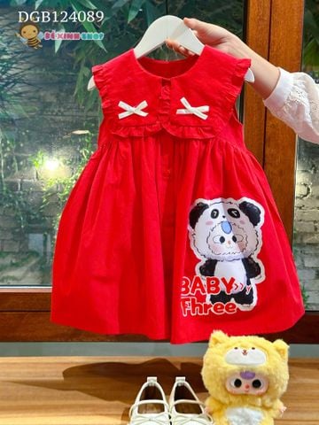 Đầm cổ bèo đính nơ trắng in Baby Three dễ thương cho bé gái DGB124089