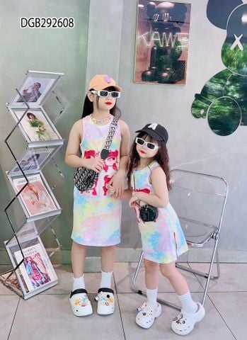 Đầm sát nách in gấu dâu dễ thương cho bé gái DGB292607