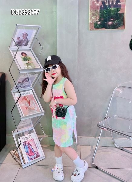 Đầm sát nách in gấu dâu dễ thương cho bé gái DGB292607