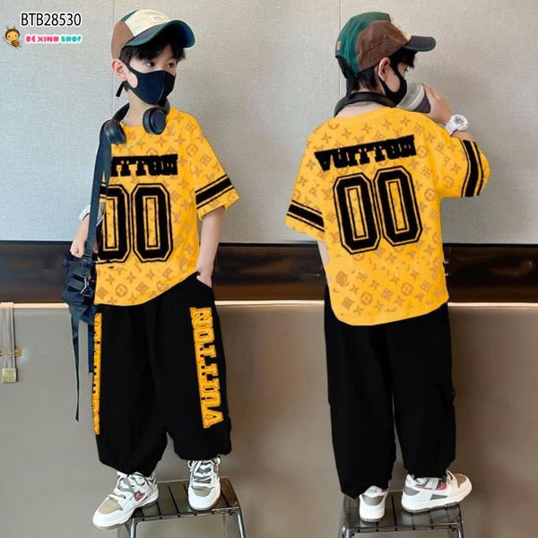Set áo thun hoạ tiết L V 00 phối quần jogger dễ thương cho bé trai BTB28536