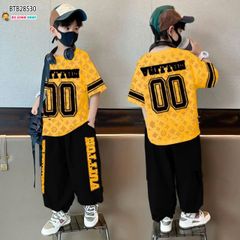 Set áo thun hoạ tiết L V 00 phối quần jogger dễ thương cho bé trai BTB28536