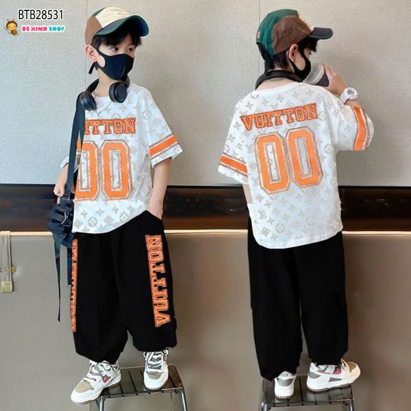 Set áo thun hoạ tiết L V 00 phối quần jogger dễ thương cho bé trai BTB28536