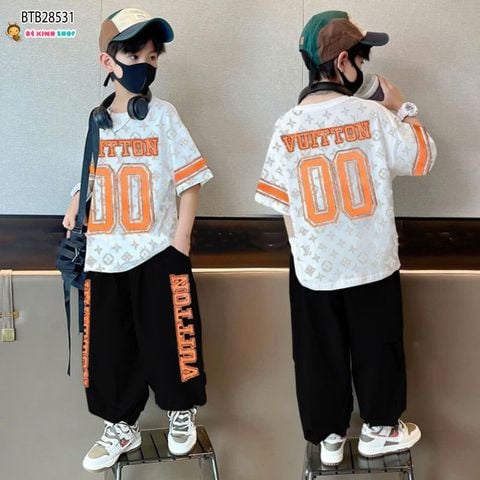 Set áo thun hoạ tiết L V 00 phối quần jogger dễ thương cho bé trai BTB28536