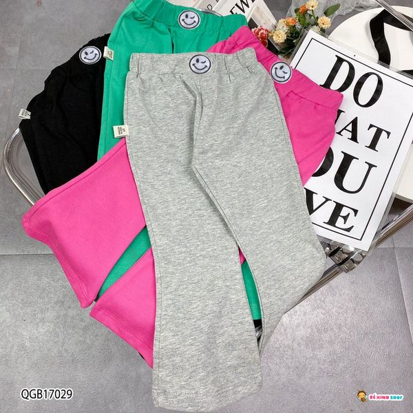 Quần lửng ống loe mặt cười dễ thương cho bé gái QGB17028