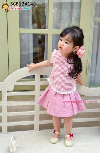 Set chân váy xếp ly phối áo caro đính nơ dễ thương cho bé gái BGB124149