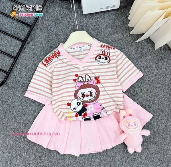 Set áo thun sọc cổ tim phối chân váy in Labubu (KO KÈM TÚI) dễ thương cho bé gái BGB124017