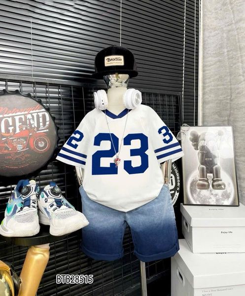 Bộ áo thun thể thao 23 quần jeans dễ thương cho bé trai BTB28515