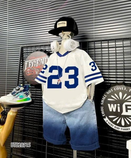 Bộ áo thun thể thao 23 quần jeans dễ thương cho bé trai BTB28515