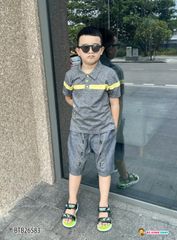 Set áo cổ trụ phối sọc quần jeans in chữ dễ thương cho bé trai BTB26583