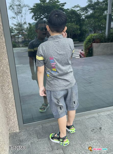 Set áo cổ trụ phối sọc quần jeans in chữ dễ thương cho bé trai BTB26583