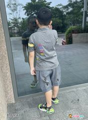 Set áo cổ trụ phối sọc quần jeans in chữ dễ thương cho bé trai BTB26583