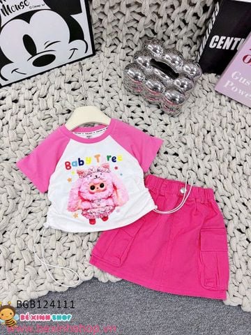 Set áo thun rút dây phối chân váy túi hộp kaki in Baby Three dễ thương cho bé gái BGB124111