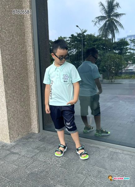 Set áo cổ trụ MOSCHINO quần jeans mềm dễ thương cho bé trai BTB26581