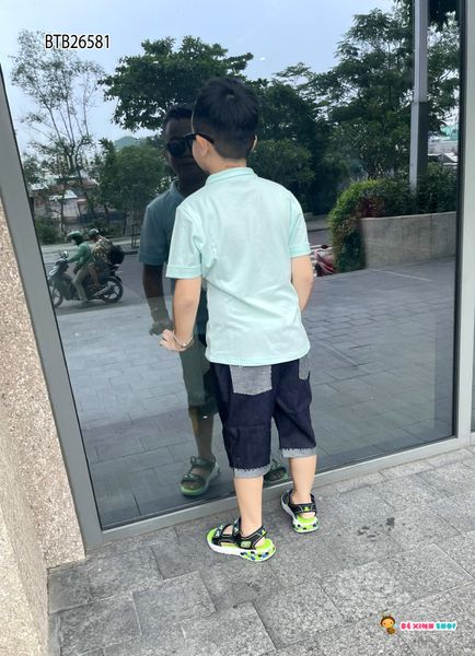 Set áo cổ trụ MOSCHINO quần jeans mềm dễ thương cho bé trai BTB26581