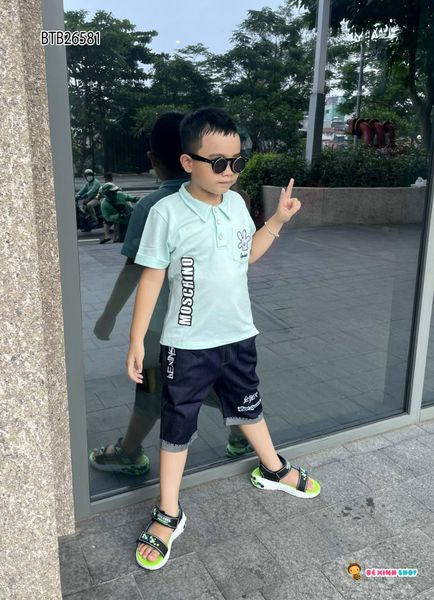 Set áo cổ trụ MOSCHINO quần jeans mềm dễ thương cho bé trai BTB26581